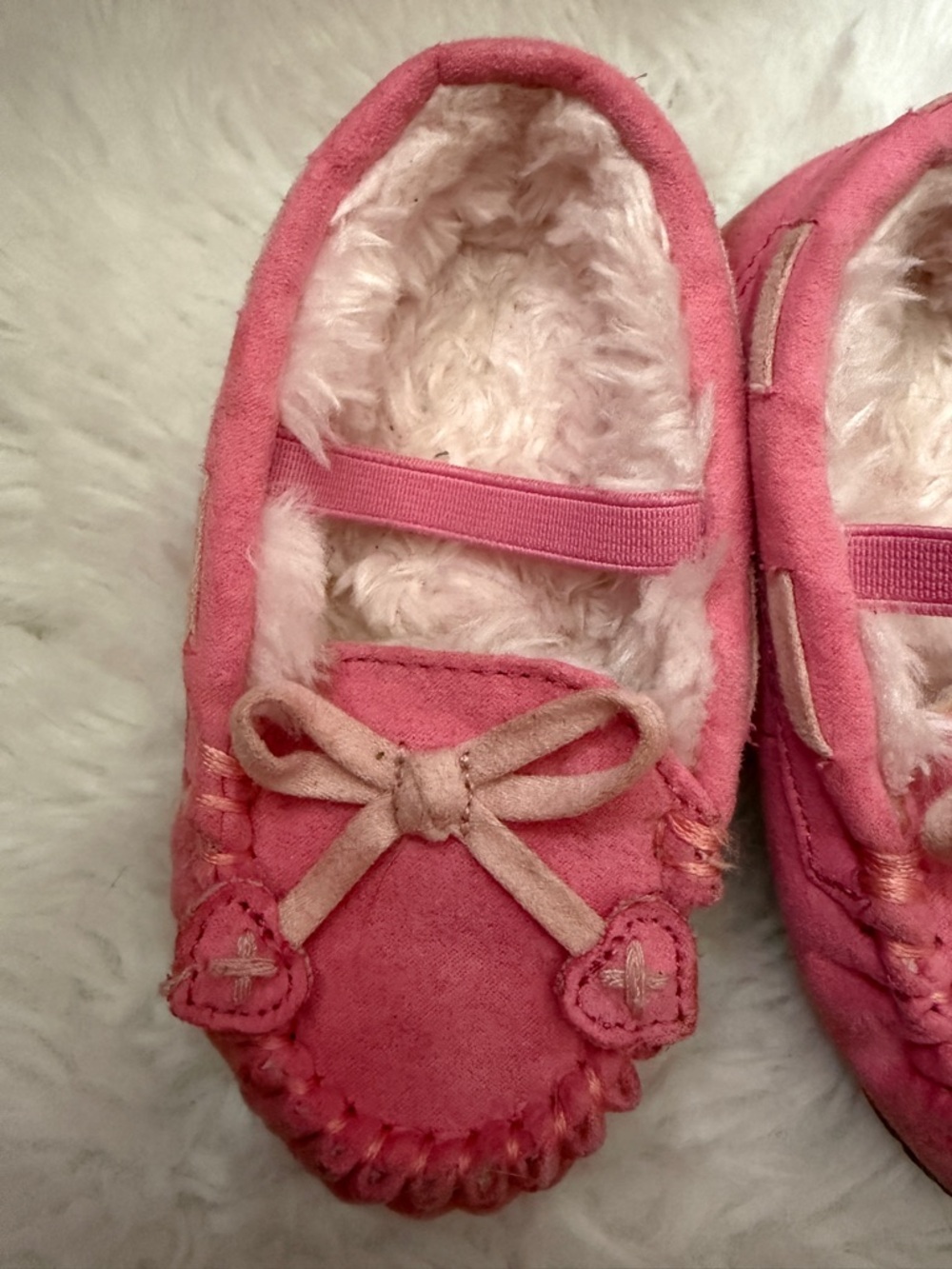 Toddler Girls Pink Fuzzy Slippers Size 5/6 Bow Moccasin Cozy Cute Ballet Style - Picture 3 of 8
